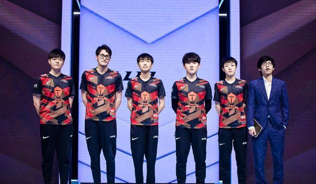 团九人出战 团九人出战